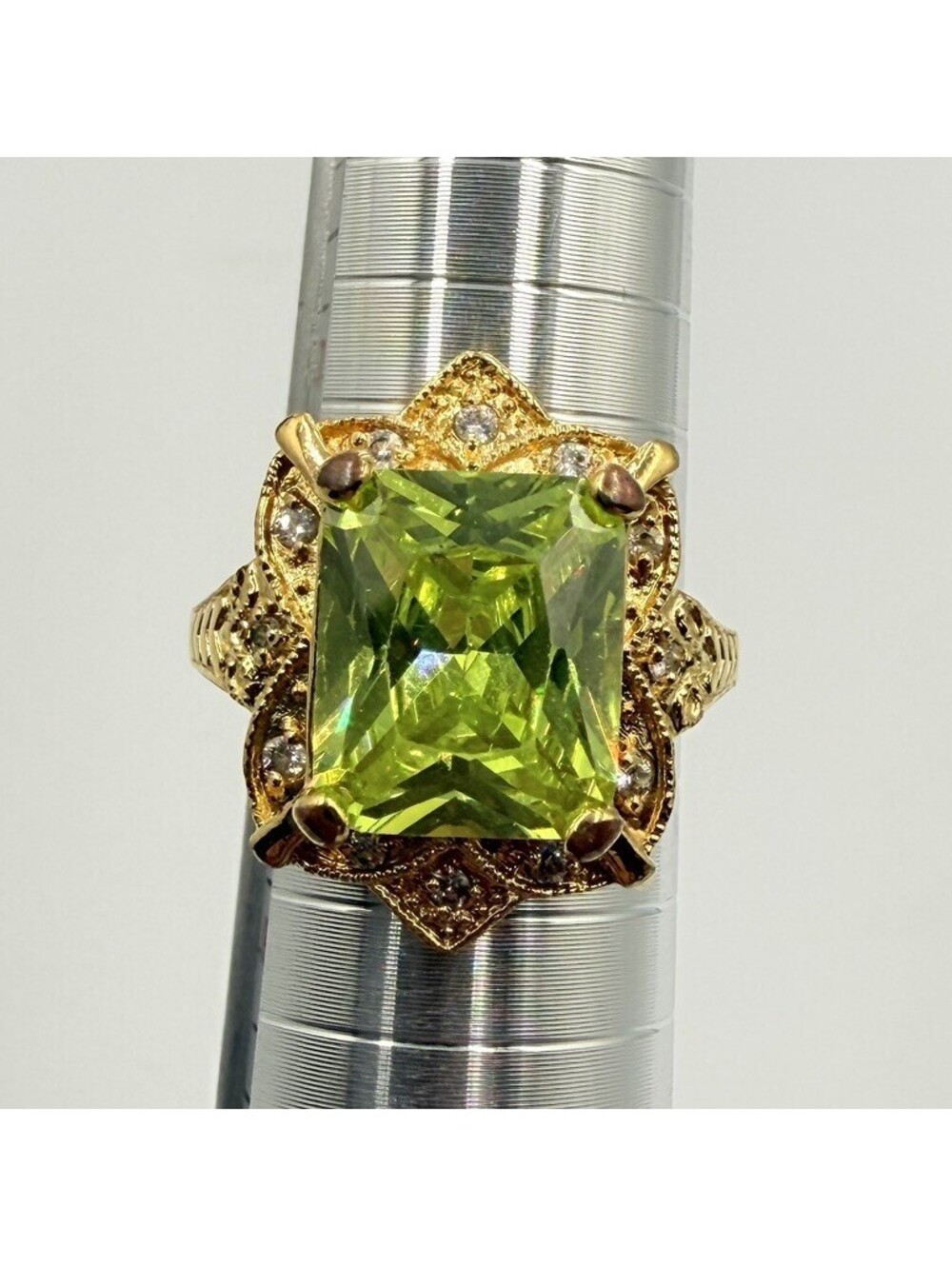 VTG JBK Camrose Kross Faux Peridot Green & Clear Stone Gold Tone Ring Size 8